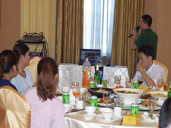 端午節公司舉行聚餐活動(dòng)