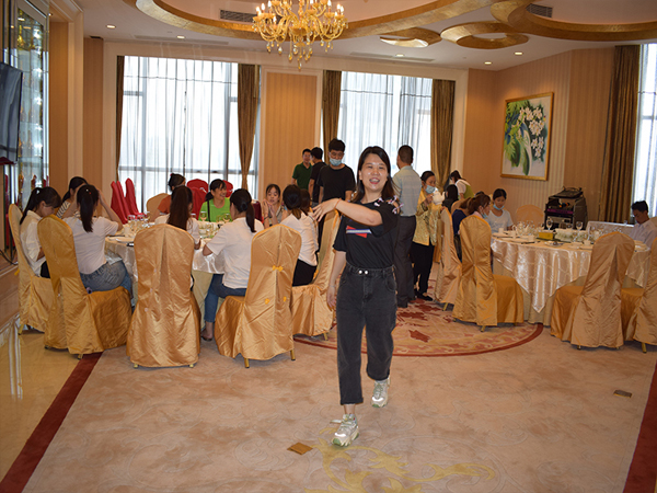 端午節公司舉行聚餐活動(dòng)