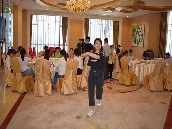 端午節公司舉行聚餐活動(dòng)