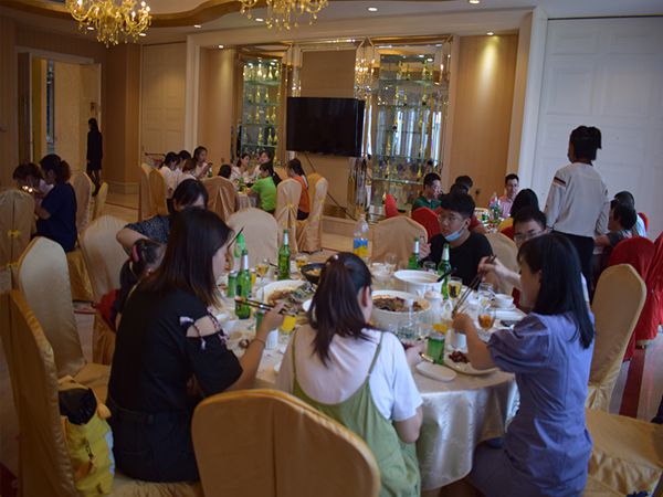 端午節公司舉行聚餐活動(dòng)